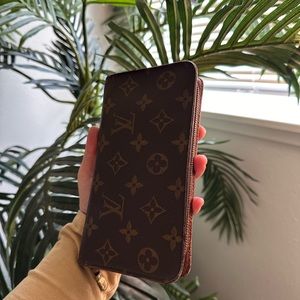 Authentic Louis Vuitton Monogram zippy wallet